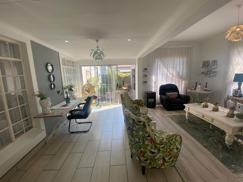 Three Bedroom House for Sale - Photo 7
