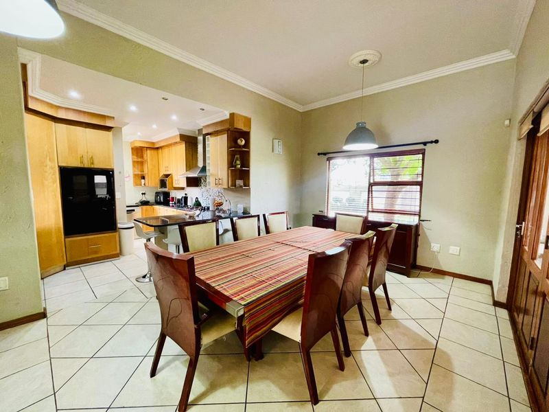 Beautiful family home with spacious living & stunning Garden - Photo 9