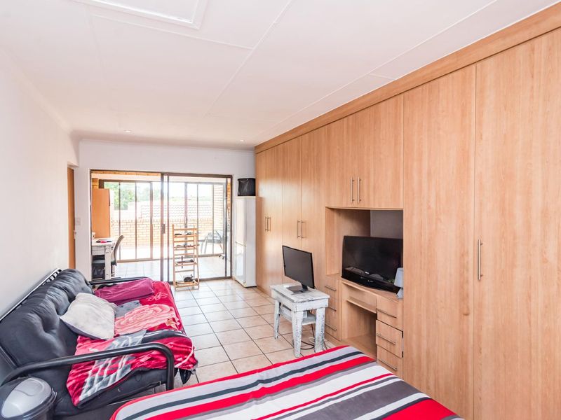 Spacious duplex townhouse with Inverter for Sale in Ruimsig Noord - Photo 5