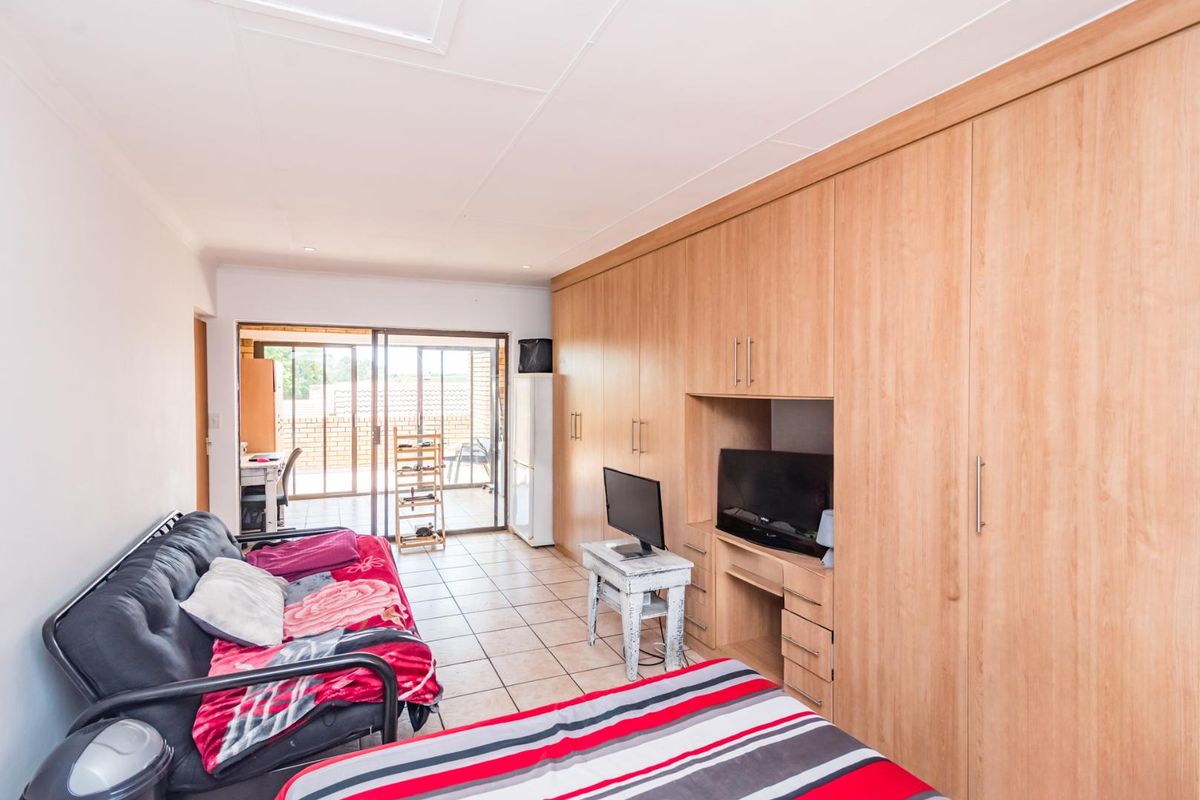 Spacious duplex townhouse with Inverter for Sale in Ruimsig Noord - Photo 5