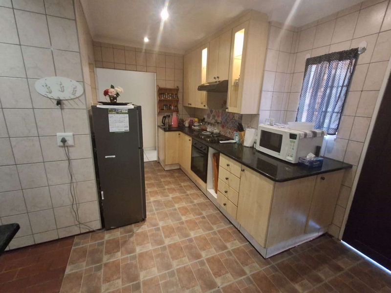 Spacious 5-Bedroom Family Home with Pool in Rooihuiskraal North - Photo 7
