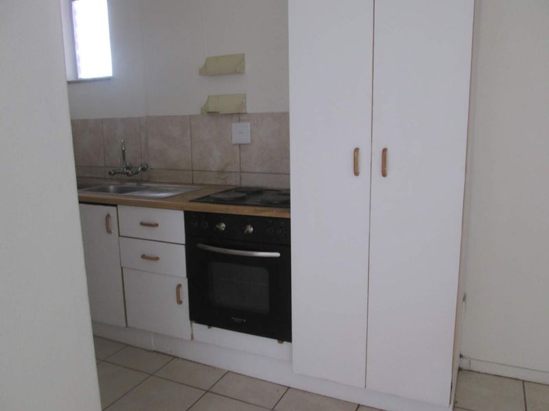 A BEAUTIFUL , NEAT AND CLEAN [1] ONE BEDROOM APARTMENT FOR SALE IN DIE MOOT [DASPOORT ] PTA - Photo 5