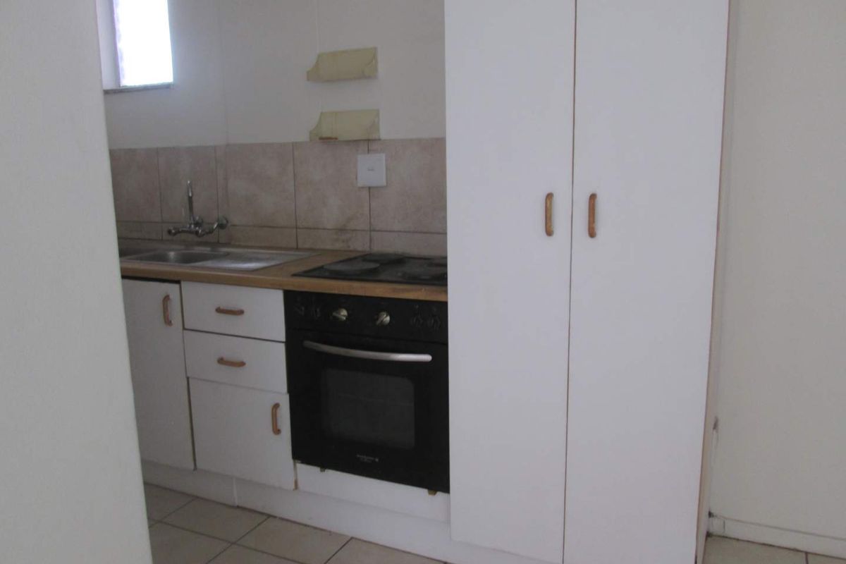 A BEAUTIFUL , NEAT AND CLEAN [1] ONE BEDROOM APARTMENT FOR SALE IN DIE MOOT [DASPOORT ] PTA - Photo 5