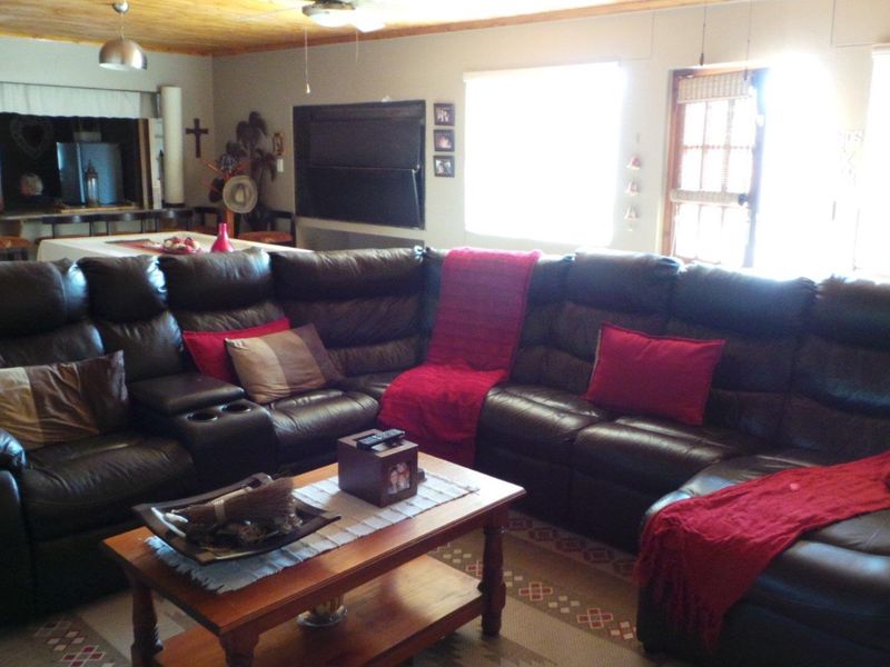 A True spacious low maintenance Family home close to schools perfect for the large family! - Photo 5