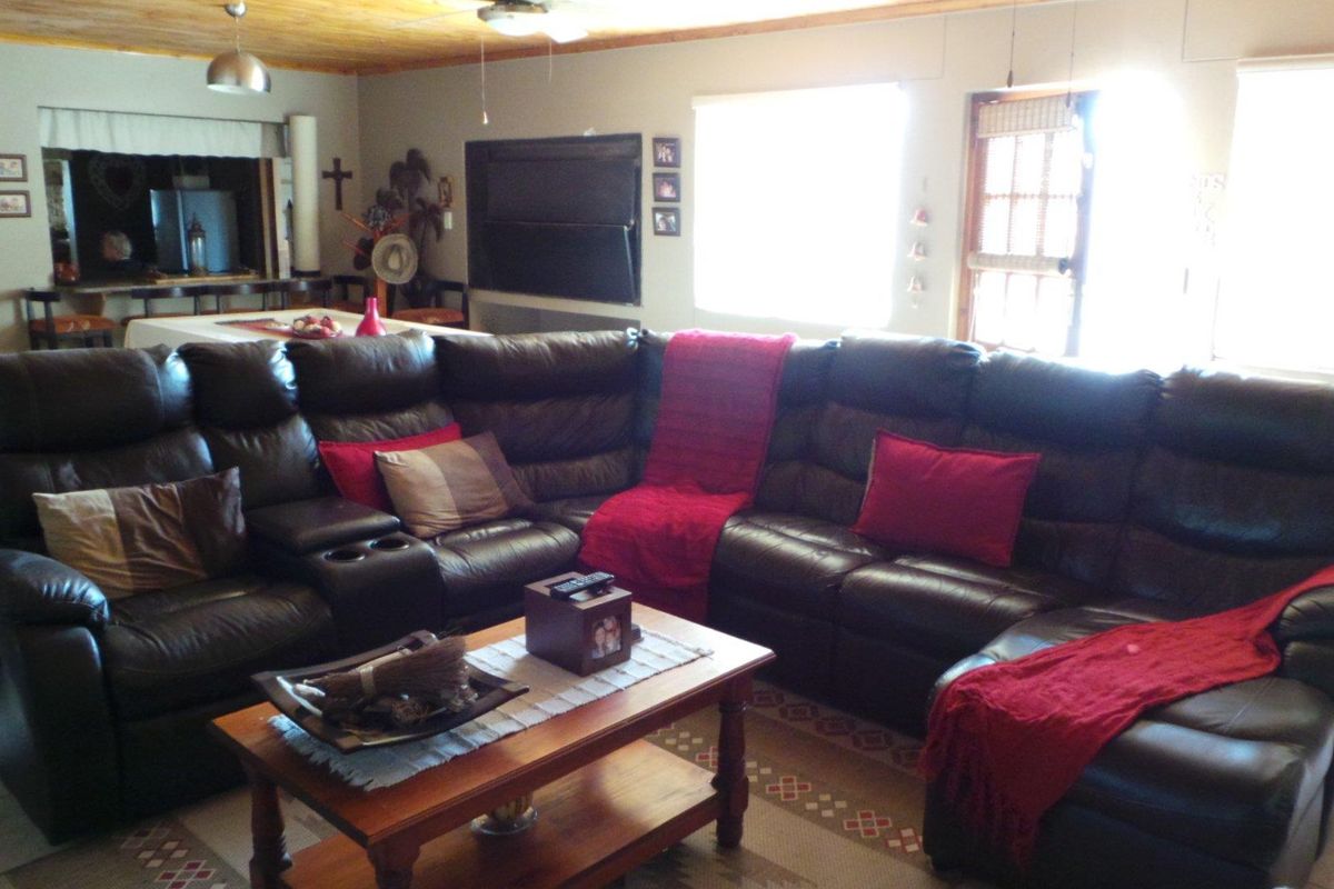 A True spacious low maintenance Family home close to schools perfect for the large family! - Photo 5