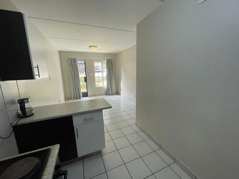 GROUND FLOOR APARTMENT FOR SALE IN ROOIHUISKRAAL NORTH!!! - Photo 3