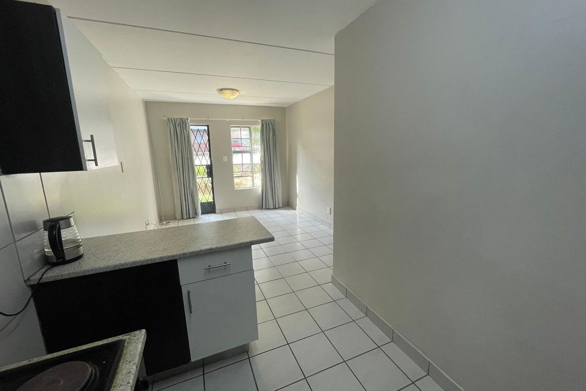 GROUND FLOOR APARTMENT FOR SALE IN ROOIHUISKRAAL NORTH!!! - Photo 3