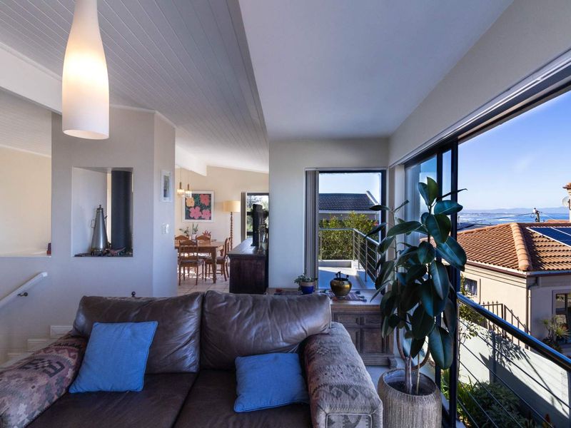 A Hilltop Sanctuary Above Walker Bay - Photo 4