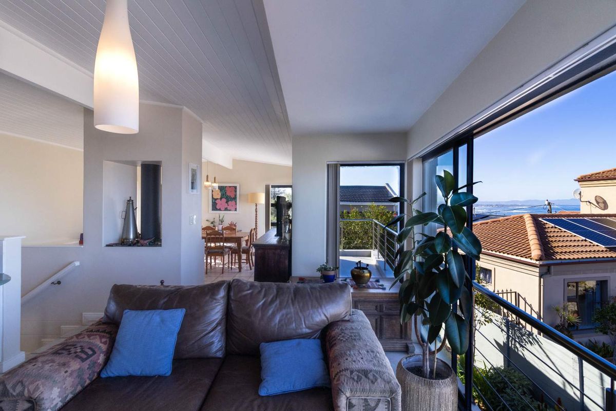 A Hilltop Sanctuary Above Walker Bay - Photo 4