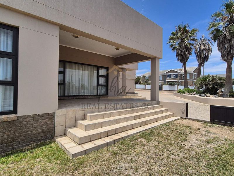 SPACIOUS with versatile Living spaces - Photo 3