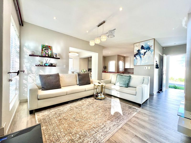 EXCEPTIONAL THREE BED DOUBLE STOREY TOWNHOUSE IN ESPRIT ESTATE FOR RENTAL - Photo 2