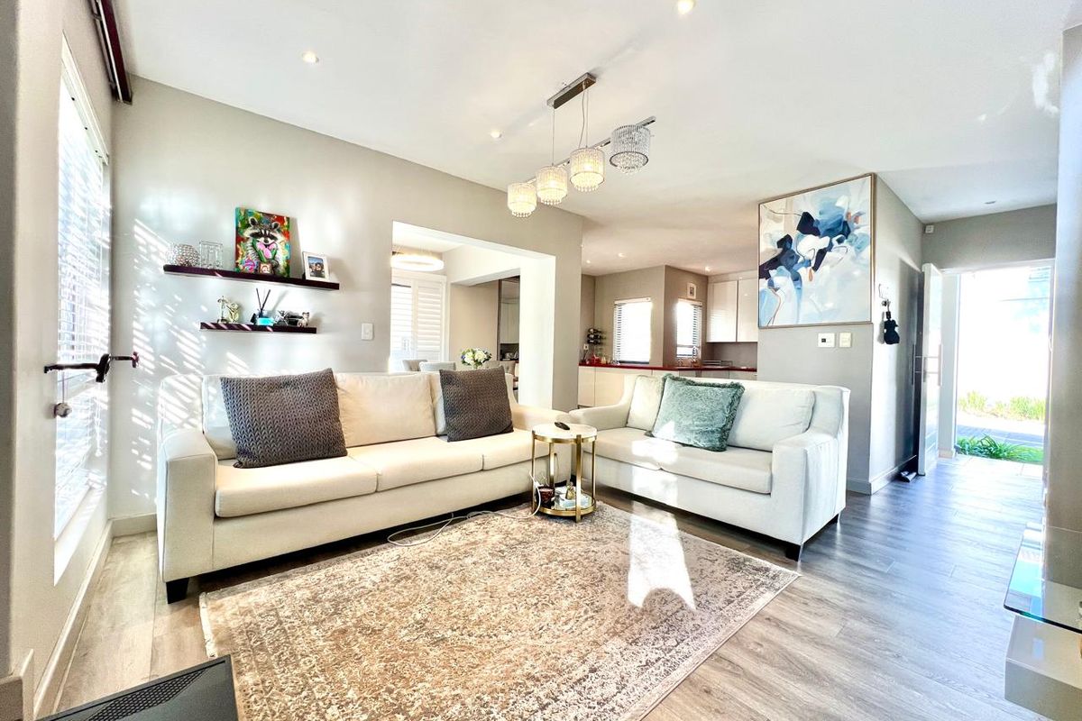 EXCEPTIONAL THREE BED DOUBLE STOREY TOWNHOUSE IN ESPRIT ESTATE FOR RENTAL - Photo 2
