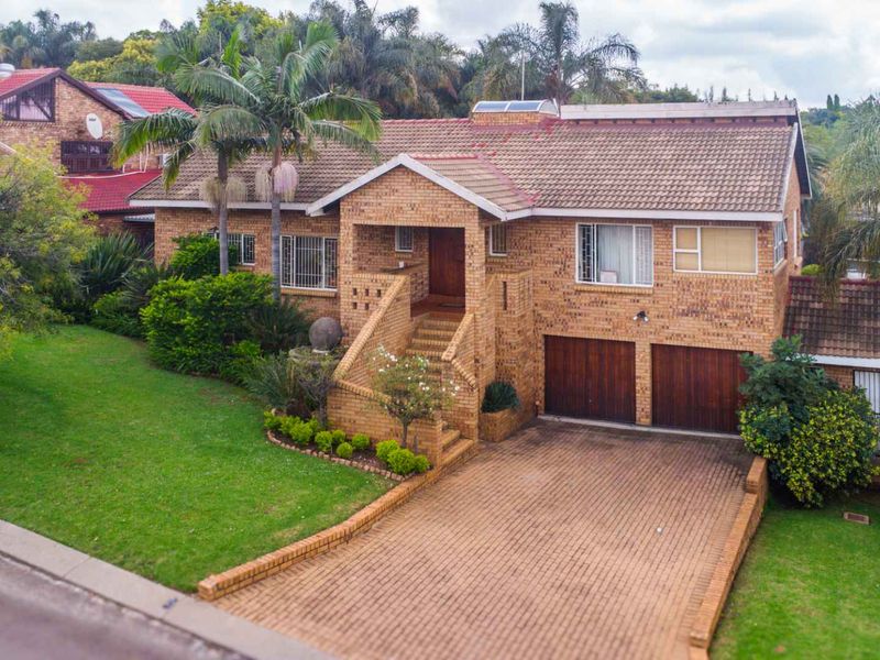 **Exquisite Scale & Panoramic Views: A Masterpiece in Moreleta Park** - Photo 6