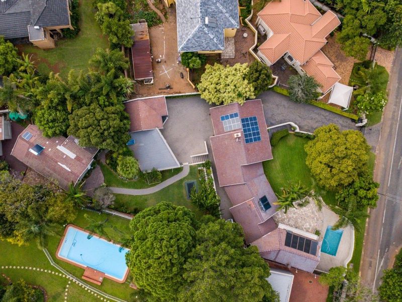 Spacious Luxury Living: 4-Bedroom Home with Separate 2-Bedroom Garden Cottage in Waterkloof - Photo 5