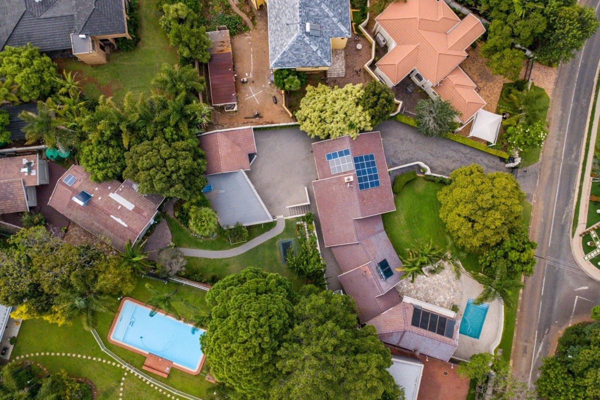 Spacious Luxury Living: 4-Bedroom Home with Separate 2-Bedroom Garden Cottage in Waterkloof - Photo 5