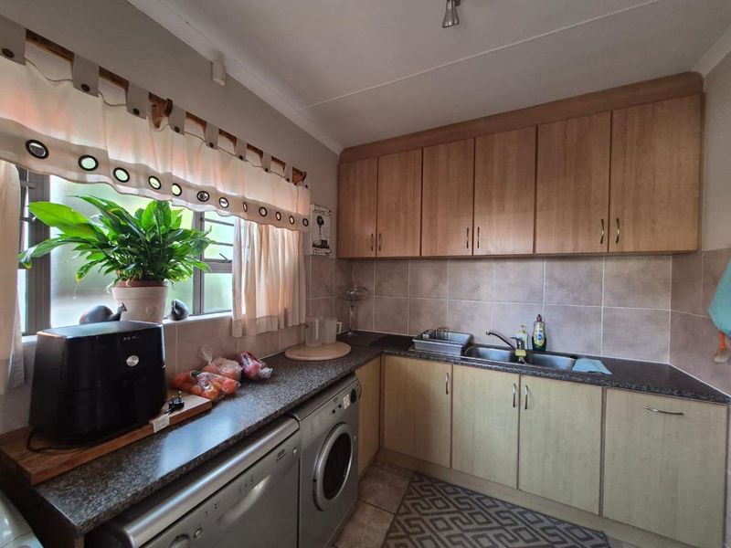 Immaculate and spacious 3-bedroom home, featuring a separate 1-bedroom flatlet for sale in Fraaiuitsig. - Photo 8