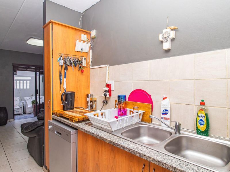 Charming 2-Bedroom Apartment in Secure Complex - Photo 2
