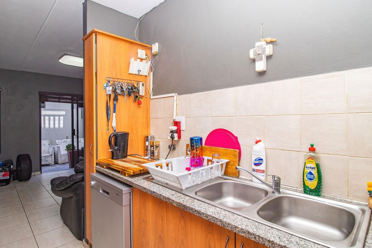 Charming 2-Bedroom Apartment in Secure Complex - Photo 2