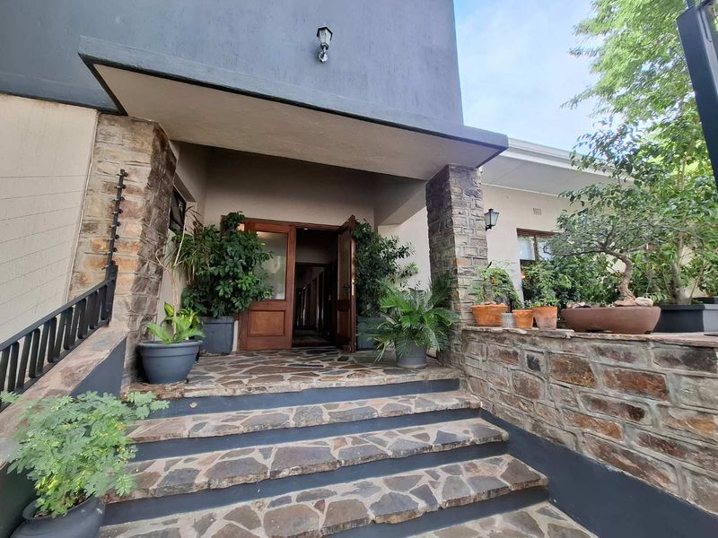 Home with three flats & a home office - Photo 5