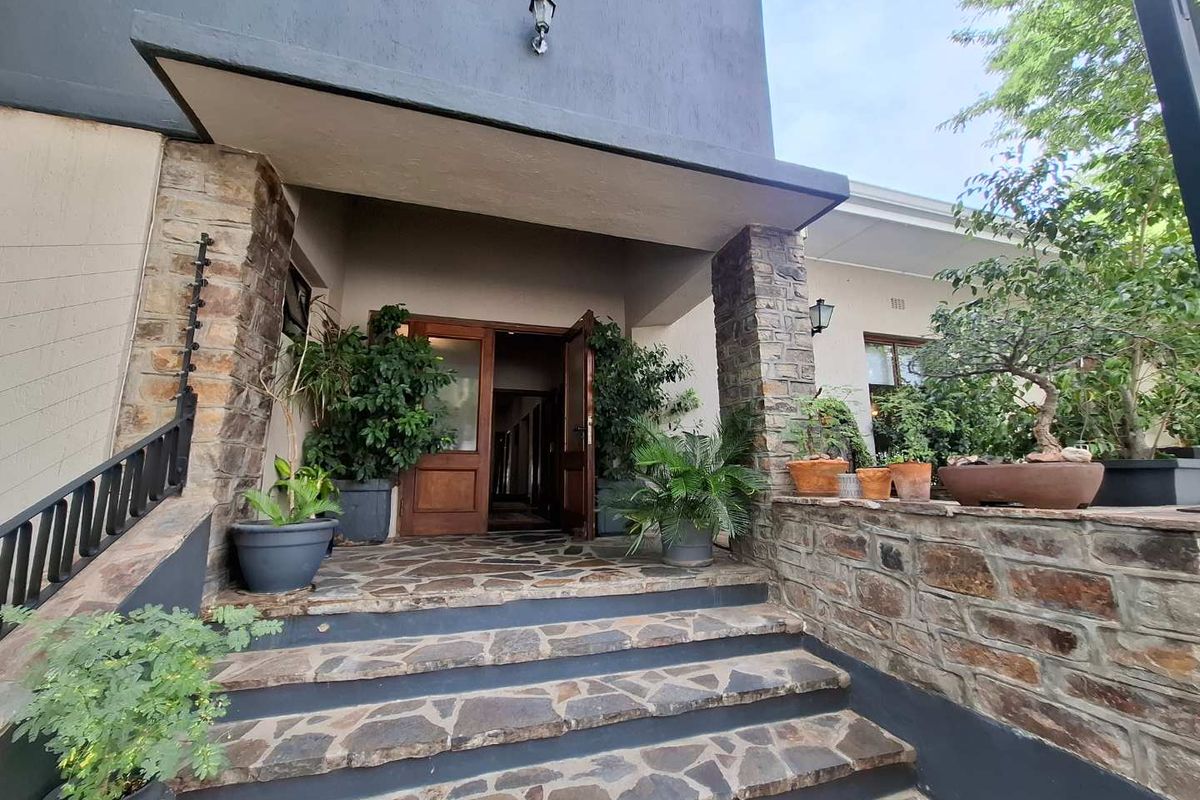 Home with three flats & a home office - Photo 5