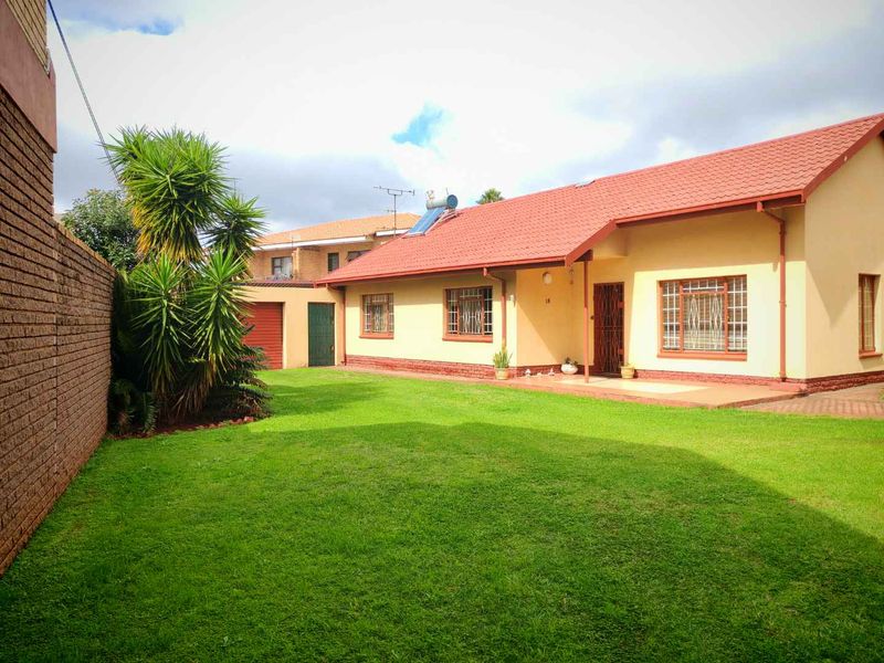 Discover Your Dream Home: Perfect for Family Living & Entertaining! - Photo 2