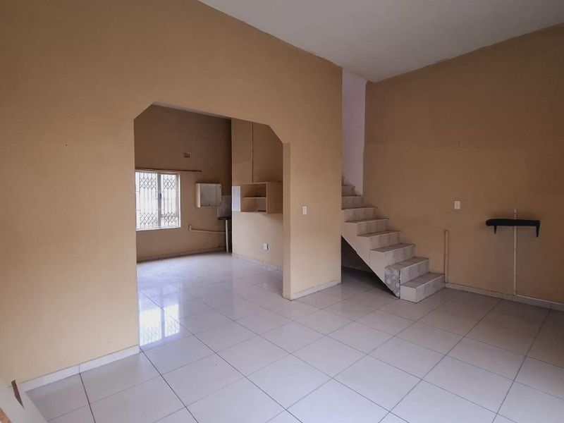 Cozy 3-Bed Home in Shallcross with Flatlet - Your Perfect Suburban Retreat! - Photo 3