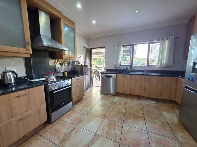 Spacious 4-Bedroom Family Home for Sale in Northdene/ Queensburgh - Photo 8