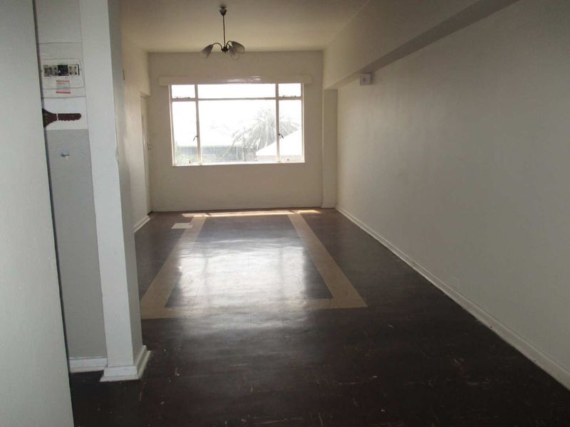 Bachelor flat in Sydenham - Photo 3