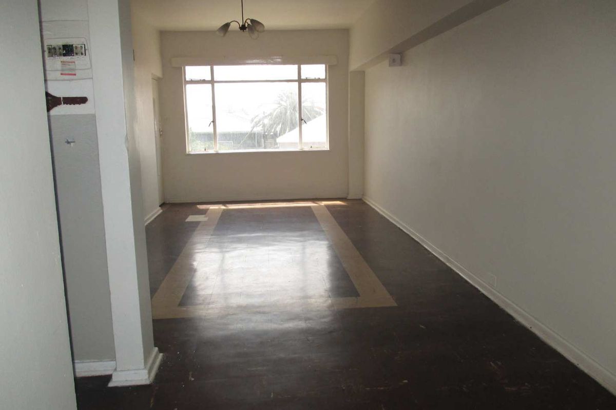 Bachelor flat in Sydenham - Photo 3