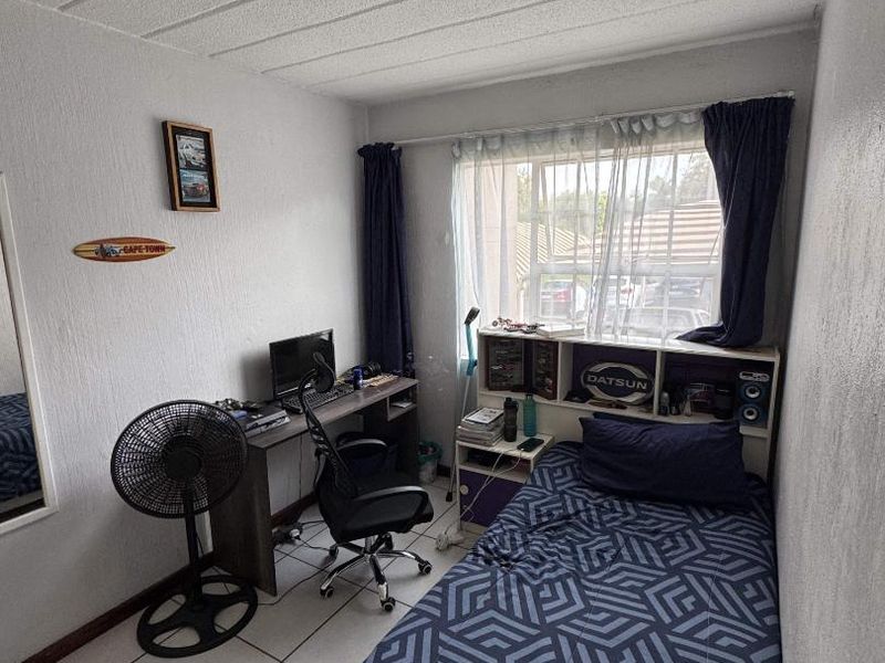 Ground floor apartment with enclosed patio and set in a secure complex - Photo 5