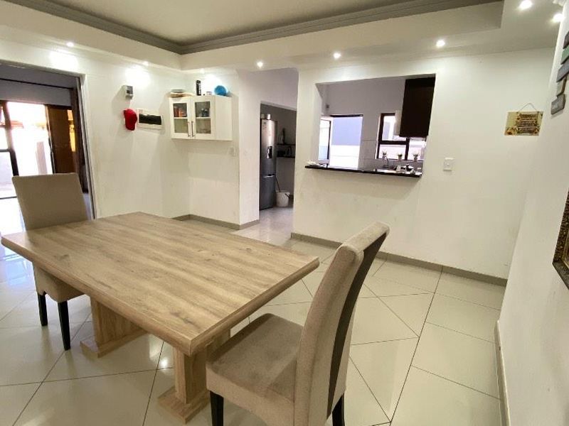 5 Bedroom House For Sale – Cimbebasia - Photo 9