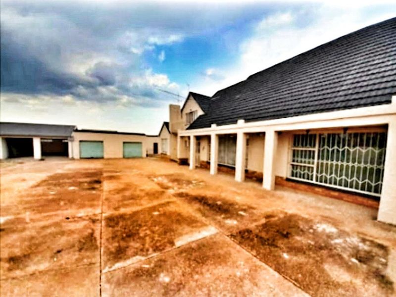 "An ideal home featuring a vast expanse of land of 2.5 Hectares" - Photo 2