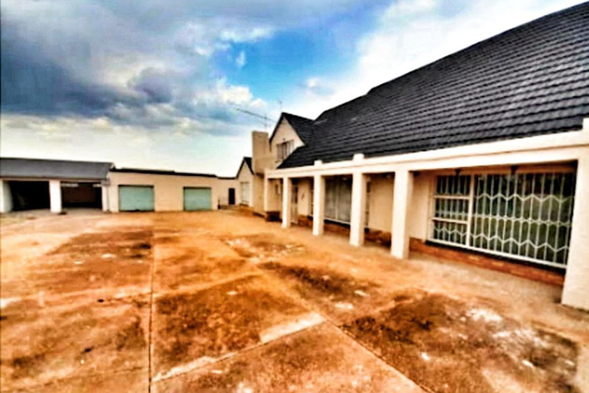 "An ideal home featuring a vast expanse of land of 2.5 Hectares" - Photo 2