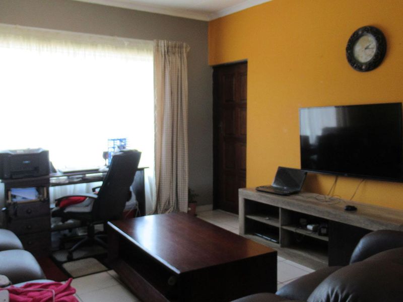 Modern 2-Bedroom Townhouse in Meredale for Sale - Photo 3