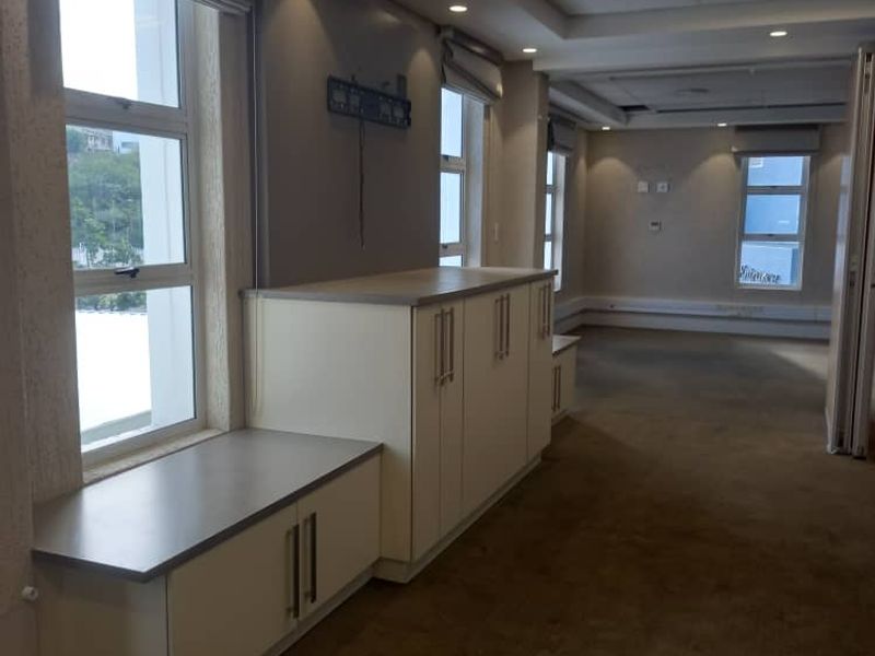 A GRADE OFFICES TO LET - Photo 6