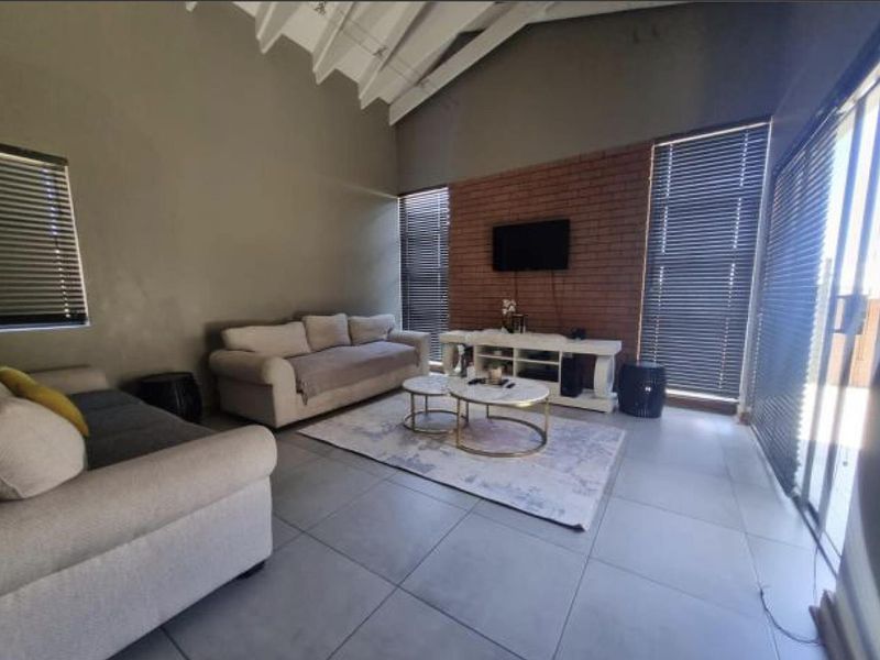 Modern 3 Bedroom House In Prestigious Stone Creek, Wild Olive Estate - Photo 3