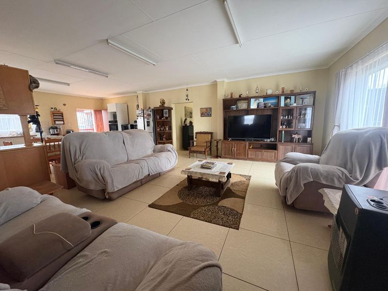 Prime 4.5-Hectare Property Featuring Main House, Cottage & Development Potential - Photo 8