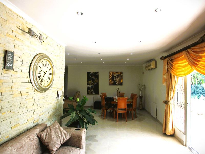 Beautiful Home Cowies Estate - Photo 6