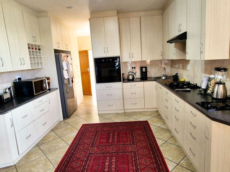 This property is perfect for a family looking for a spacious & modern home in a serene environment! - Photo 4