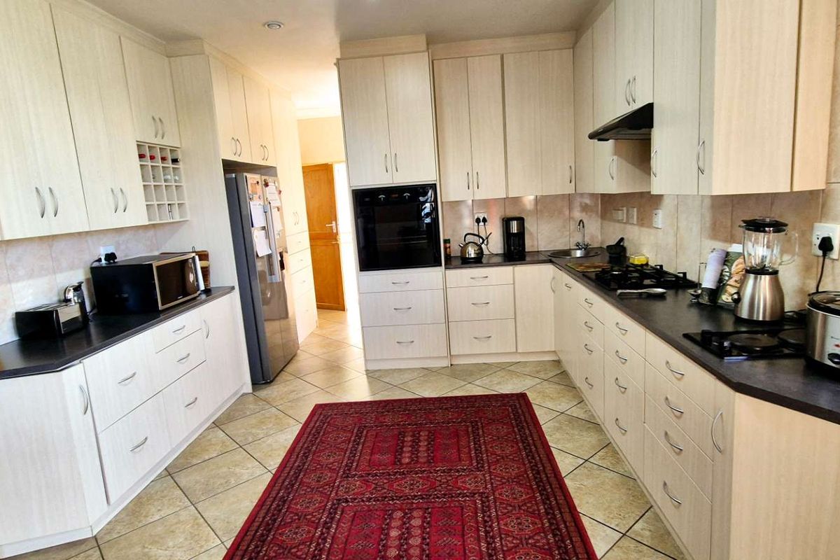 This property is perfect for a family looking for a spacious & modern home in a serene environment! - Photo 4