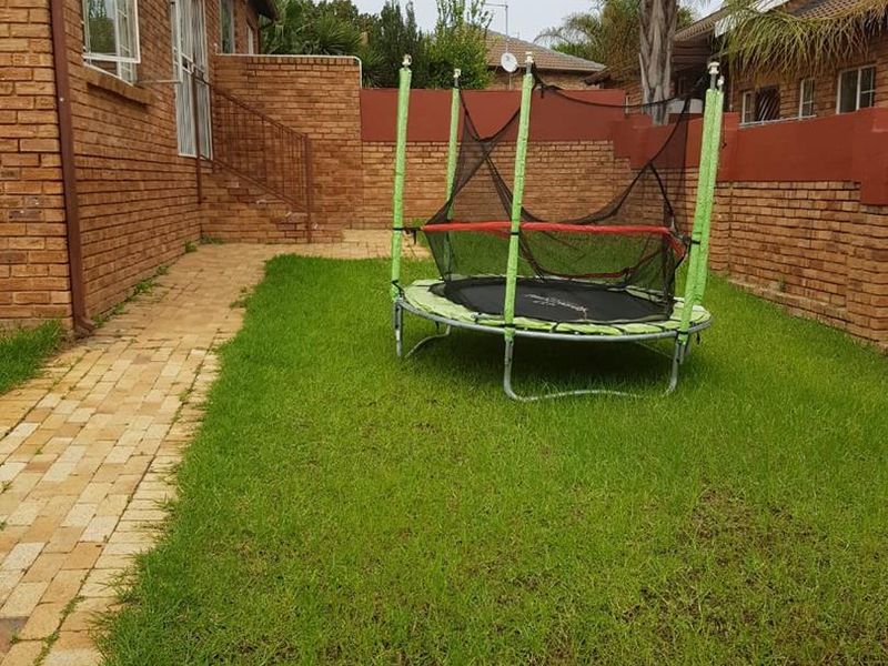 2 Bedroom Townhouse For Sale in Honeydew Ridge - Photo 5