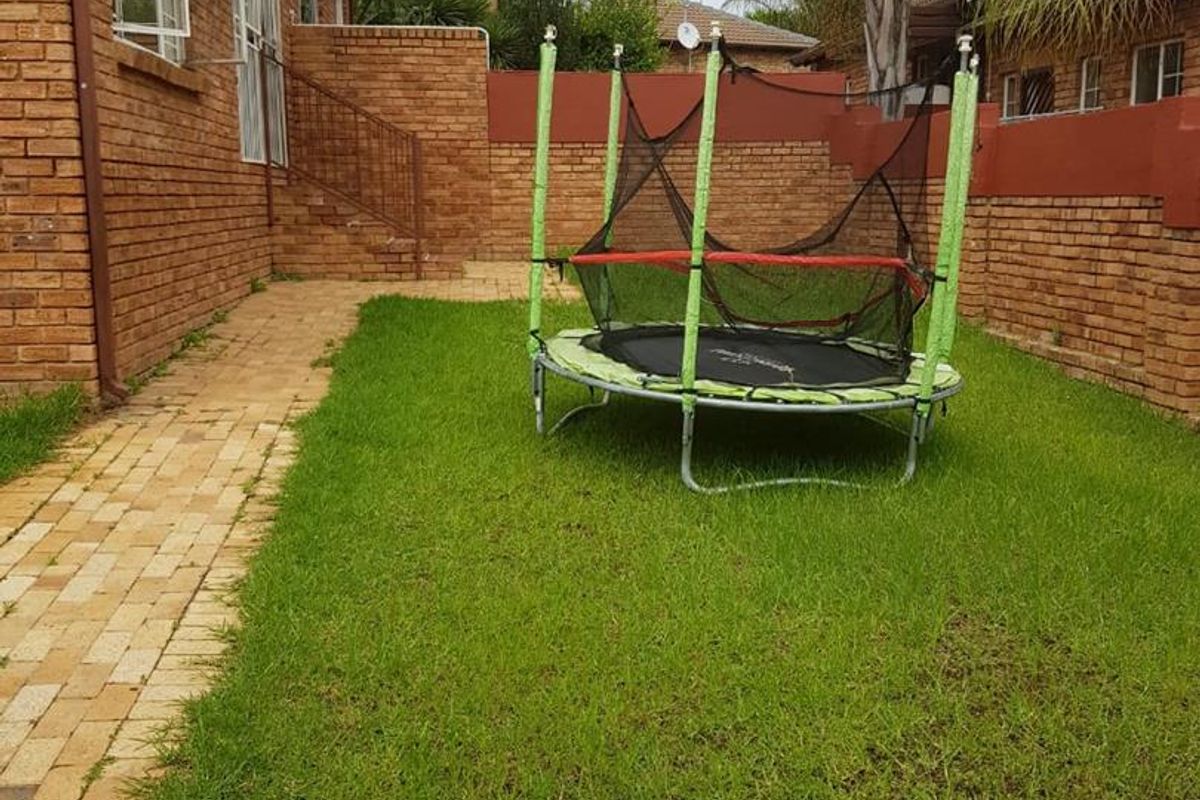 2 Bedroom Townhouse For Sale in Honeydew Ridge - Photo 5