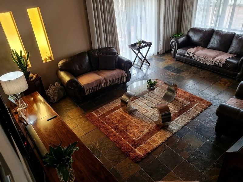 Beautifully Renovated Four-Bedroom Home With Pool And Lapa - Photo 8