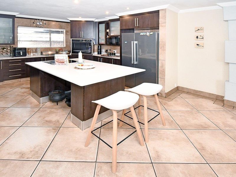 Beautiful Family Home in Secure Complex - Photo 5