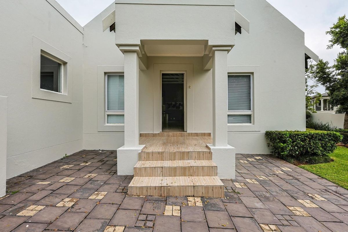 Elegant Furnished Family Home to Rent in Silver Lakes Golf Estate - Photo 5