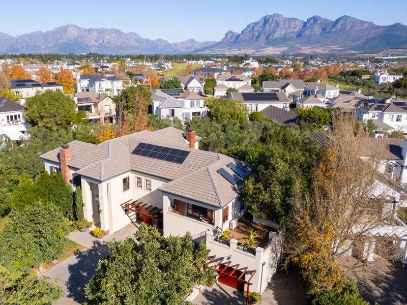 Elegant and Private Five-Bedroom Family Home with Exceptional Mountain Views on Val de Vie Estate - Photo 2