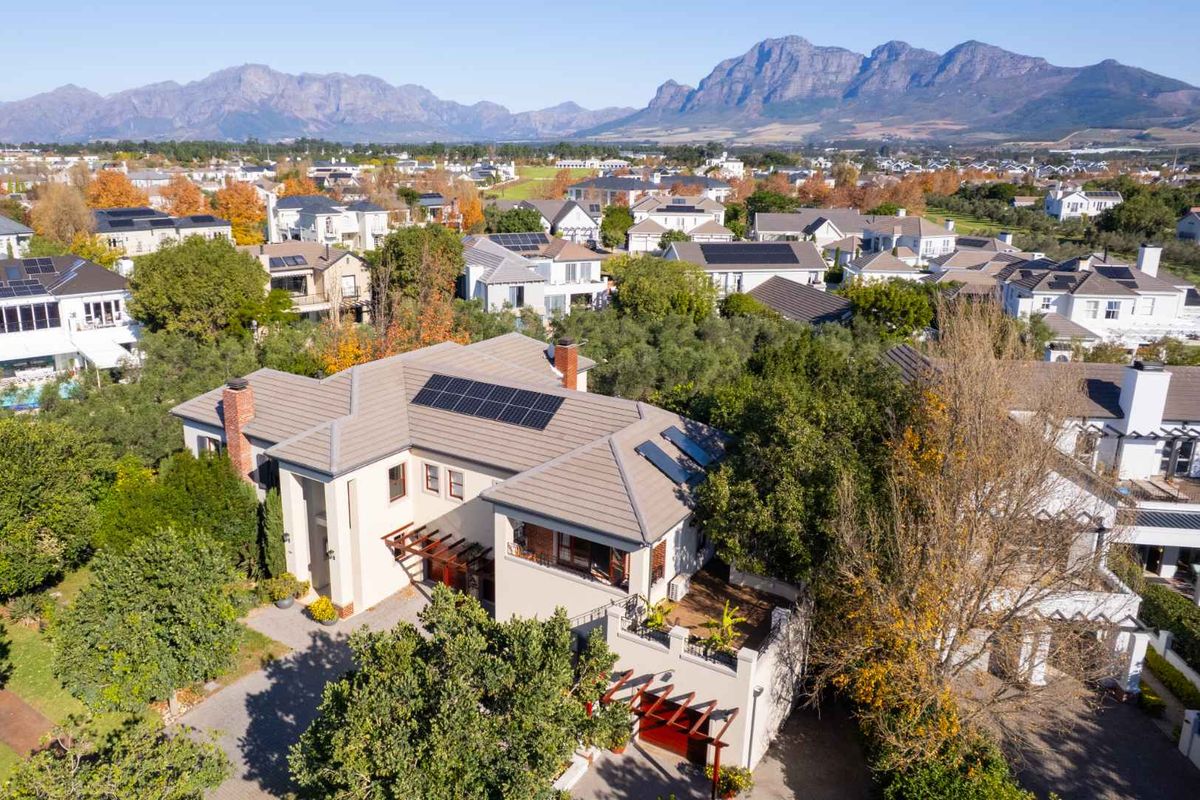 Elegant and Private Five-Bedroom Family Home with Exceptional Mountain Views on Val de Vie Estate - Photo 2