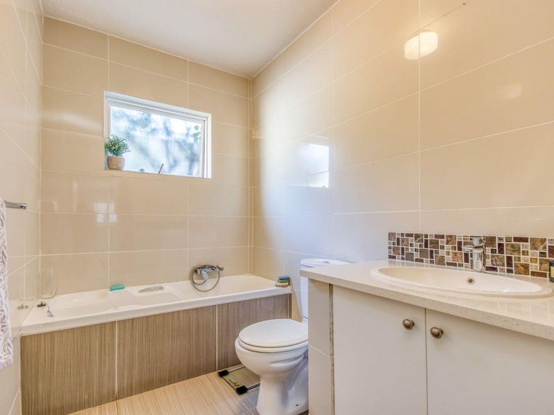 Unfurnished spacious garden unit in secure complex - Photo 8