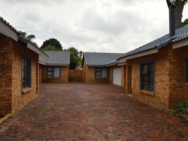 MODERN CLUSTER IN BRACKENHURST - Photo 5
