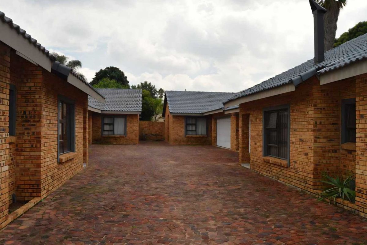 MODERN CLUSTER IN BRACKENHURST - Photo 5